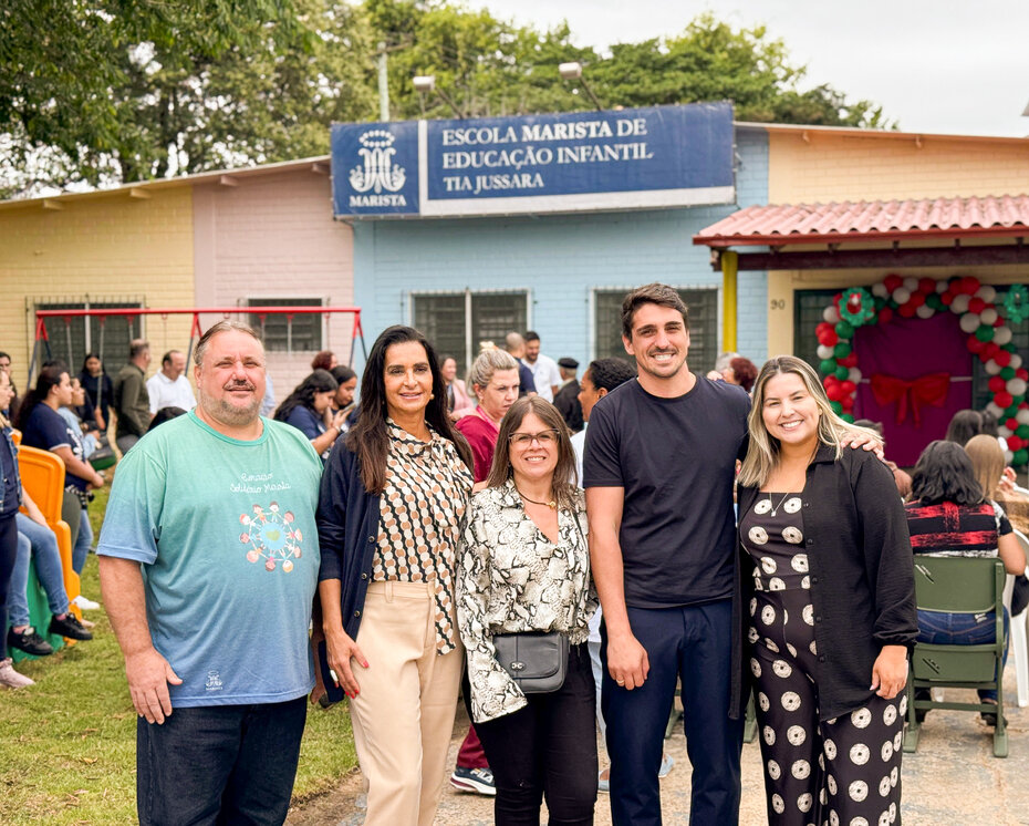 Irmão Miguel Antônio Orlandi, Fernanda Etchepare, Melissa Cardoso de Souza Miró, Pedro Carra e Fernanda Furtado na entrega da creche (Foto: João Vitor Neves/Divulgação)