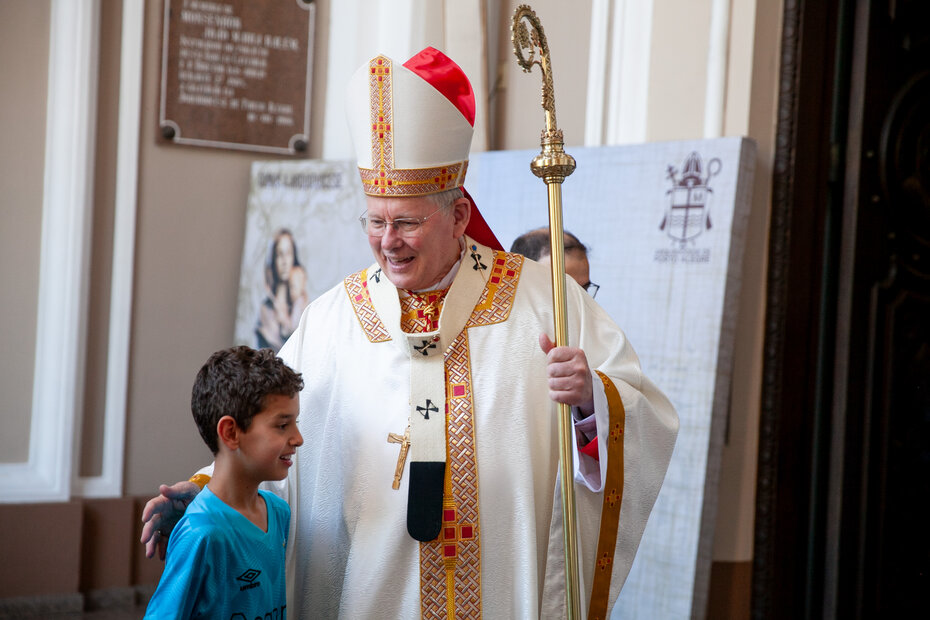 Dom Jaime recebeu o carinho de fidelidade de todas as idades (Foto: Alisson Galves/Equipe Nathan Carvalho)