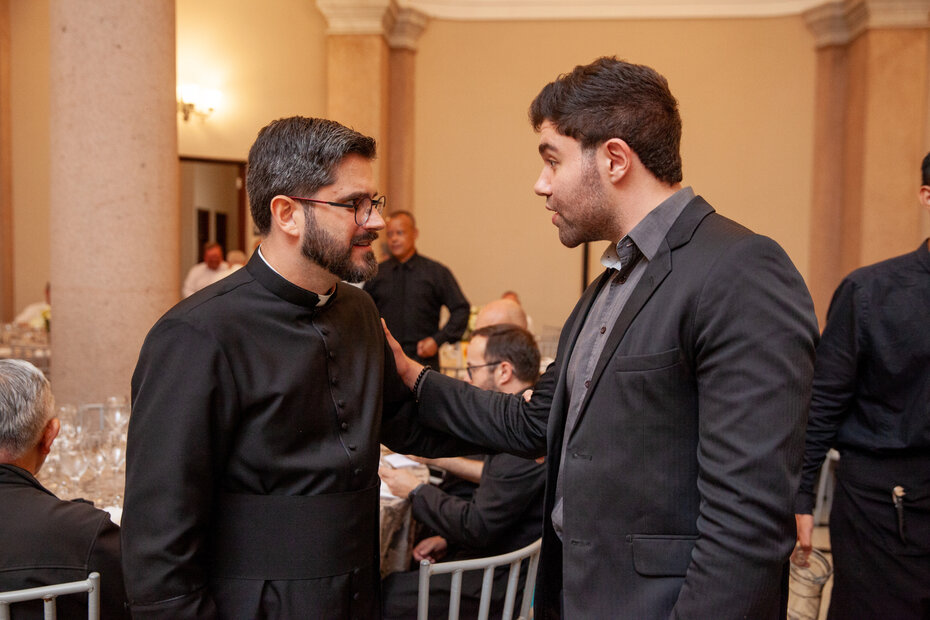 O padre Lucas Matheus Mendes, da Igreja Nossa Senhora das Dores, e Rafael Bay Boniatti (Foto: Alisson Galves/Equipe Nathan Carvalho)