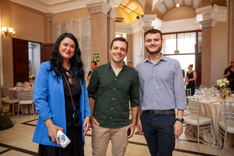 Tati Feldens, o arquiteto Lucas Volpato, que anunciou a estreia da iluminação na noite da última terça-feira homenageando o Cardeal Spengler, e o jornalista Vitor Netto (Foto: Alisson Galves/Equipe Nathan Carvalho)