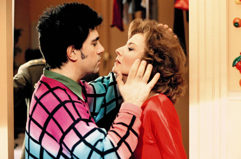 Pedro Almodóvar dirigindo Marisa Paredes em um de seus filmes (Foto: Divulgação)