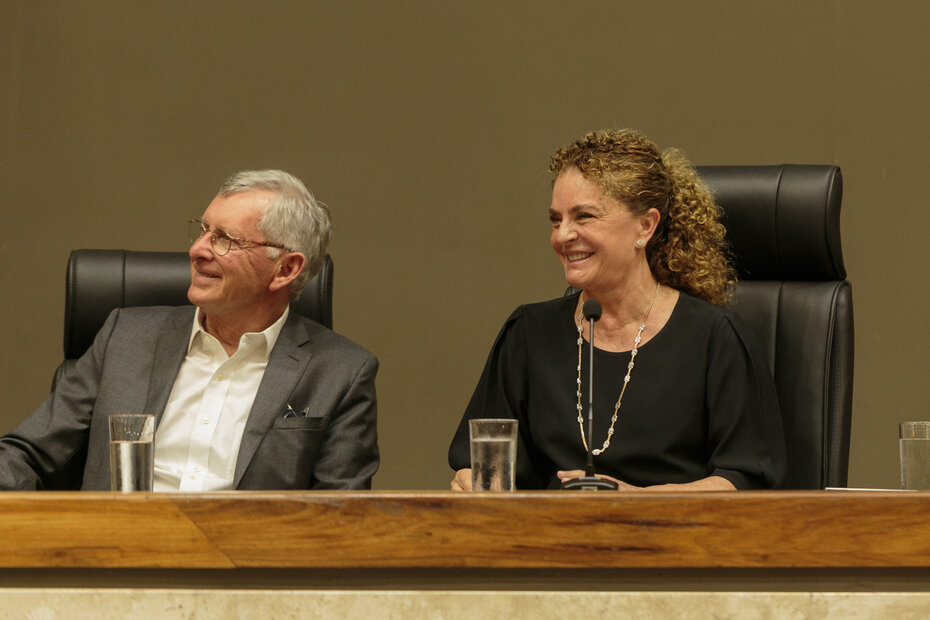 Eduardo Logemann e Flavia Alvarez no plenário da Câmara Municipal (Foto: Lisa Roos/Divulgação)