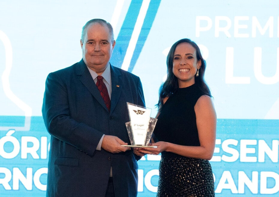 Henrique Pires, responsável pelo Escritório do RS  no DF,  recebeu o troféu das mãos de Carolina Venuto, da Associação Brasileira de Relações Institucionais e Governamentais  (Foto: Divulgação)