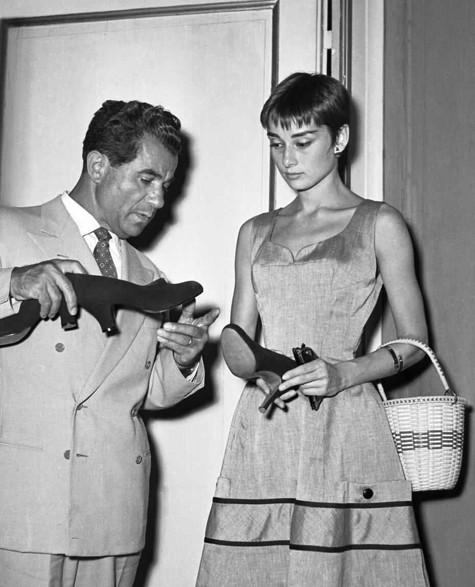 Ferragamo com Audrey Hepburn, uma das muitas estrelas que calçou (Foto: Divulgação)