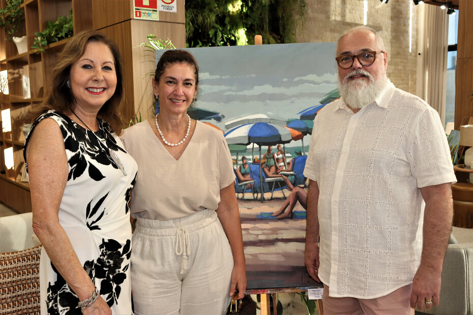 Regina Galbinski Teitelbaum, Jaqueline e Cézar Zarpellon Araújo na abertura da exposição (Foto: Elevato/Divulgação)