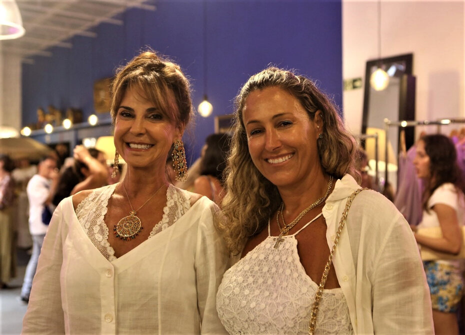 Gabriela Brasil e Claudia Lima conferiram as novidades da loja no litoral (Foto Notre Design/Divulgação)