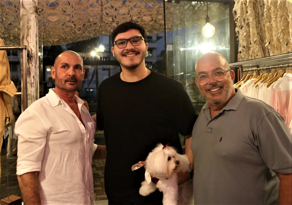 Felipe Veiga Lima, Pedro Otavio Raskin, Vitor Raskin e a pet Izzy (Foto Notre Design/Divulgação)