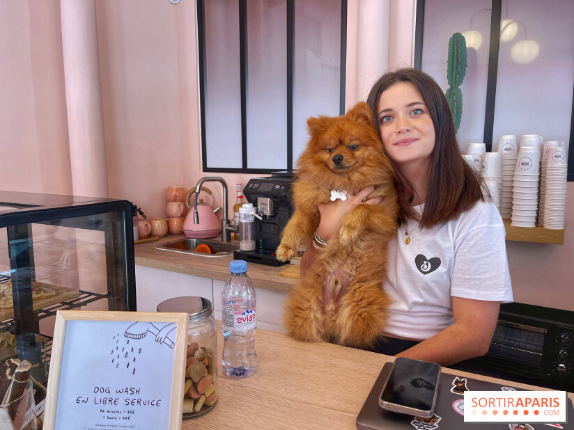 Clara Zambuto, com seu Spitz, de nome Ulk, a tiracolo, é a proprietária da Casa del Doggo, em Paris (Foto: Divulgação)