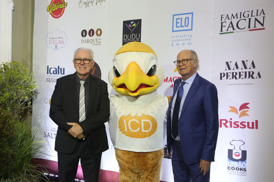 O médico Balduíno Tschiedel, diretor-presidente da instituição, e Paulo Roberto Falcão, do Conselho de Administração do ICDRS (Foto: Notre Design /Divulgação)