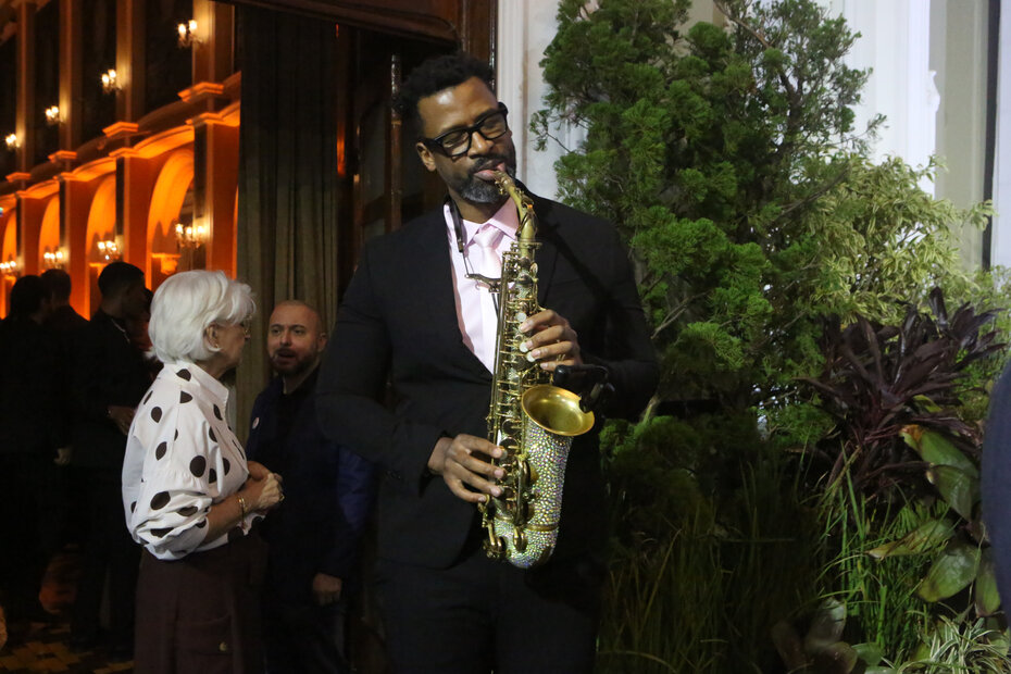 O saxofonista Luis Baner contemplou os presentes com belas interpretações (Foto: Notre Design /Divulgação)