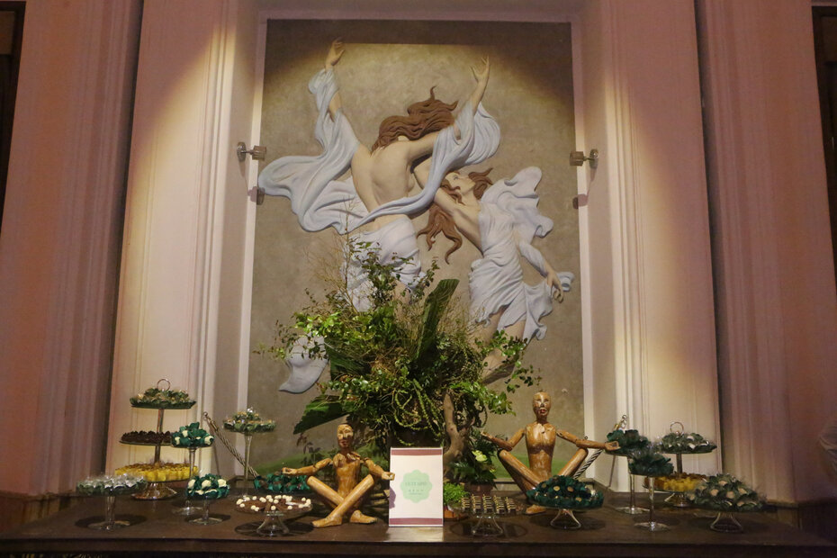 Mesa de doces com original decoração de artesanato brasileiro da Divina Brasilidade (Foto: Notre Design /Divulgação)
