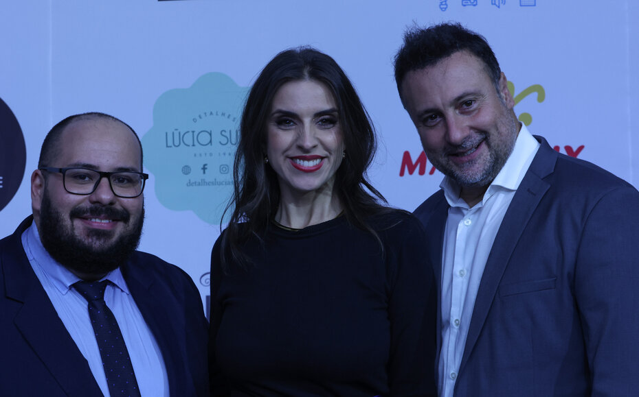 Bruno Lara com os jornalistas Kelly Matos e Eduardo Gabardo (Foto: Notre Design /Divulgação)