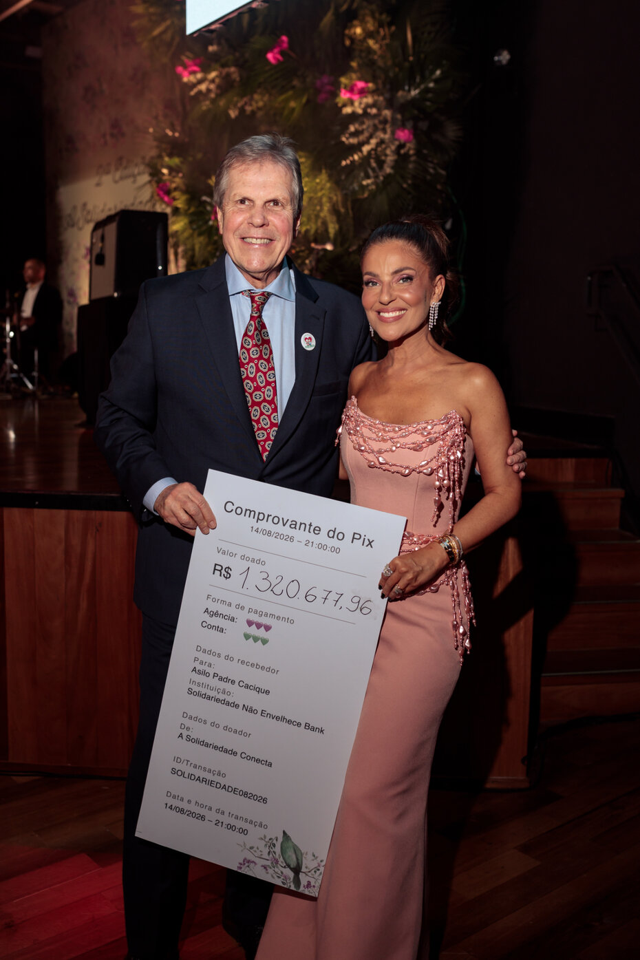 Paulo Reis, lideran&ccedil;a do Asilo Padre Cacique, com Xuxa Pires (Foto: Guilherme Flores/Divulga&ccedil;&atilde;o)