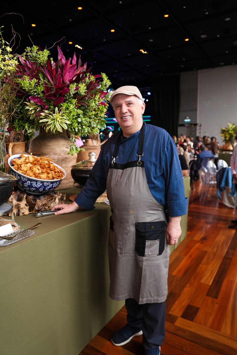 Chef Lúcio Moraes e sua equipe assinaram a feijoada (Foto: Vini Dalla Rosa/Divulgação)