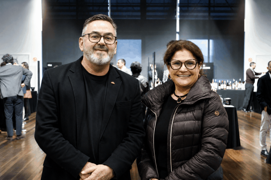 Antônio Gura, gerente da Porto a Porto com Daniela Goulart no evento Wine Tasting (Foto: Igor Dreher/Divulgação)