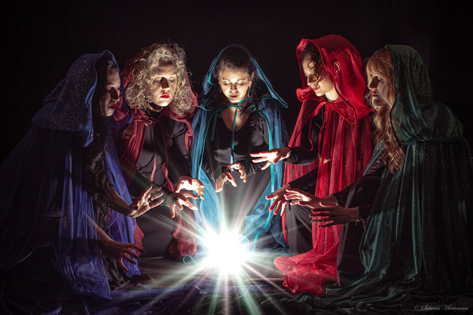D&ecirc;izi Nascimento, Carol Braga, D&eacute;bora Moretti, Rosimari Oliveira e Yasmini Vargaz interpretam vil&atilde;s de &oacute;peras (Foto: Sabrina Hartmann/Divulga&ccedil;&atilde;o)